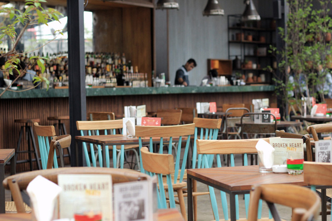 Beer Garden Radio Dalam •