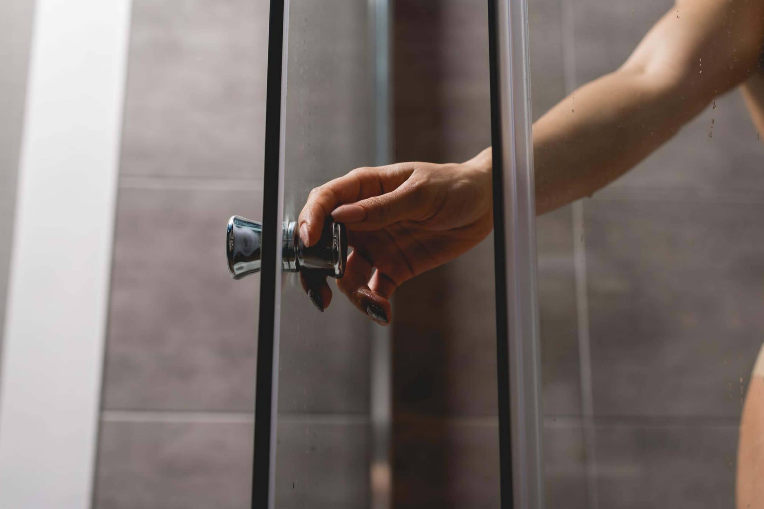 How Do Hotels Keep Glass Shower Doors Clean? Beezzly