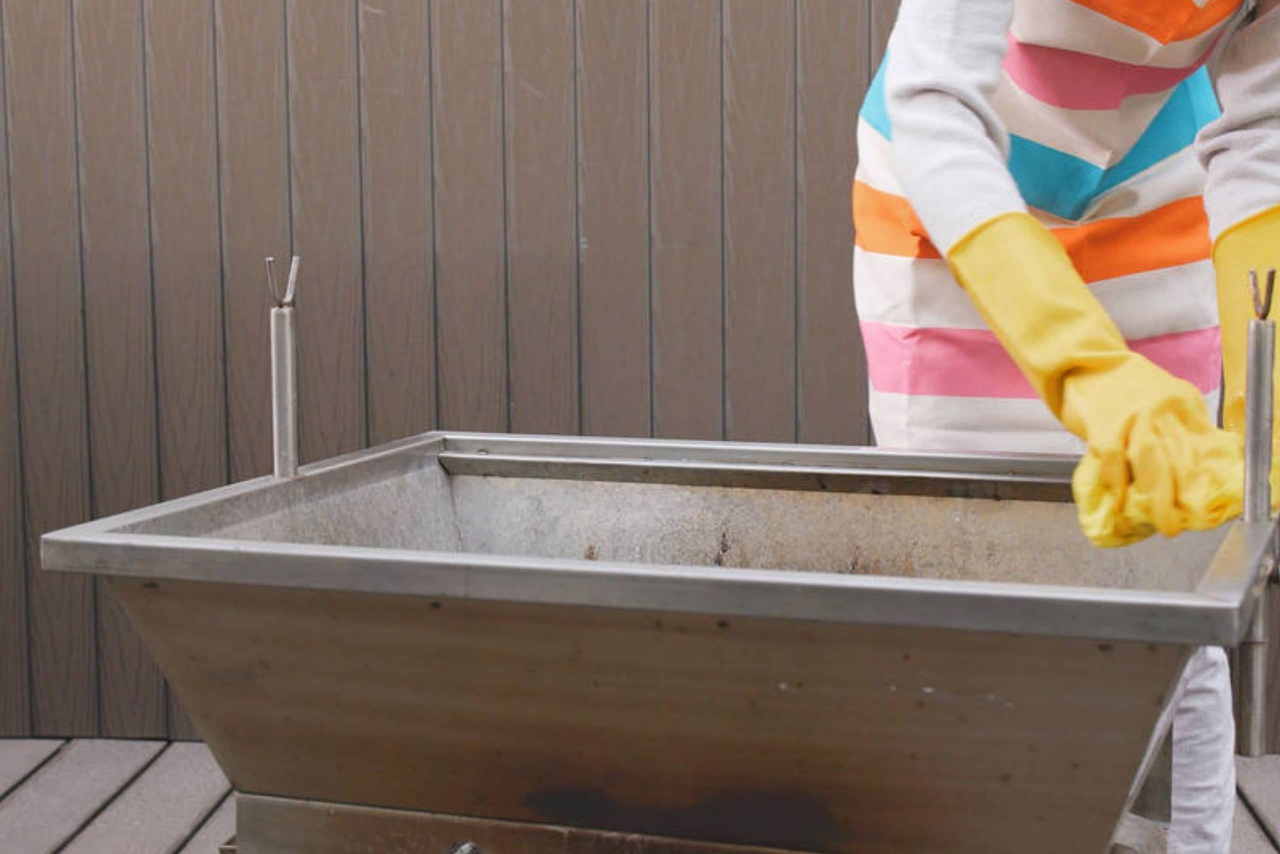 How to Fix a Hole In the Bottom Of a Charcoal Grill? Beezzly