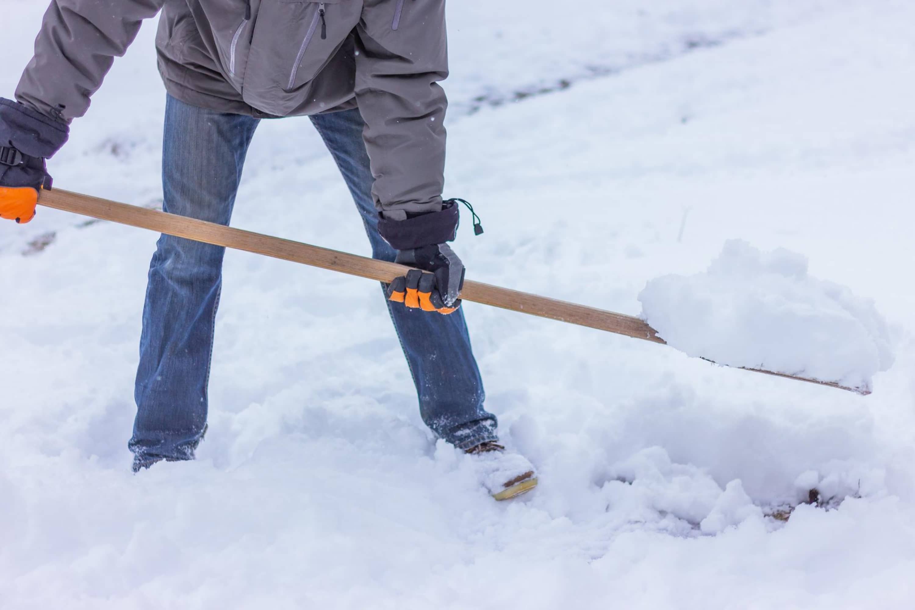 How Many Calories Do You Burn Shoveling Snow? Beezzly