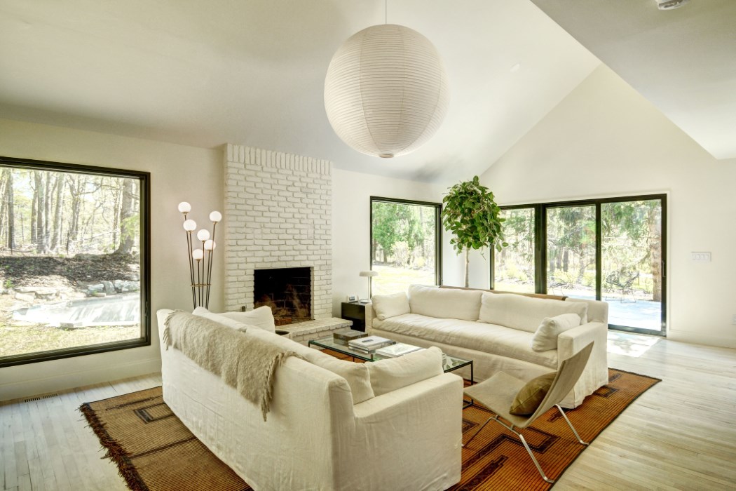 This Listing Shows How to Update an 80s Contemporary Behind The Hedges