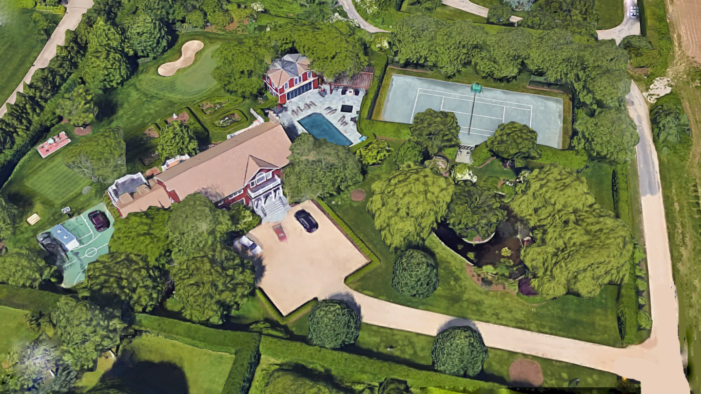 We're Glued to the Manafort Trial for the Juicy Details Behind The Hedges