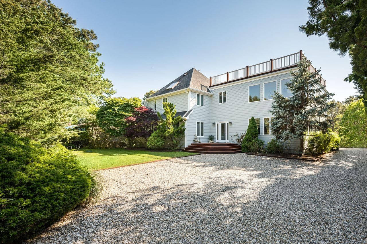 Lazy Point Home Offers Rooftop Deck, Bay Beach Access for Under 2