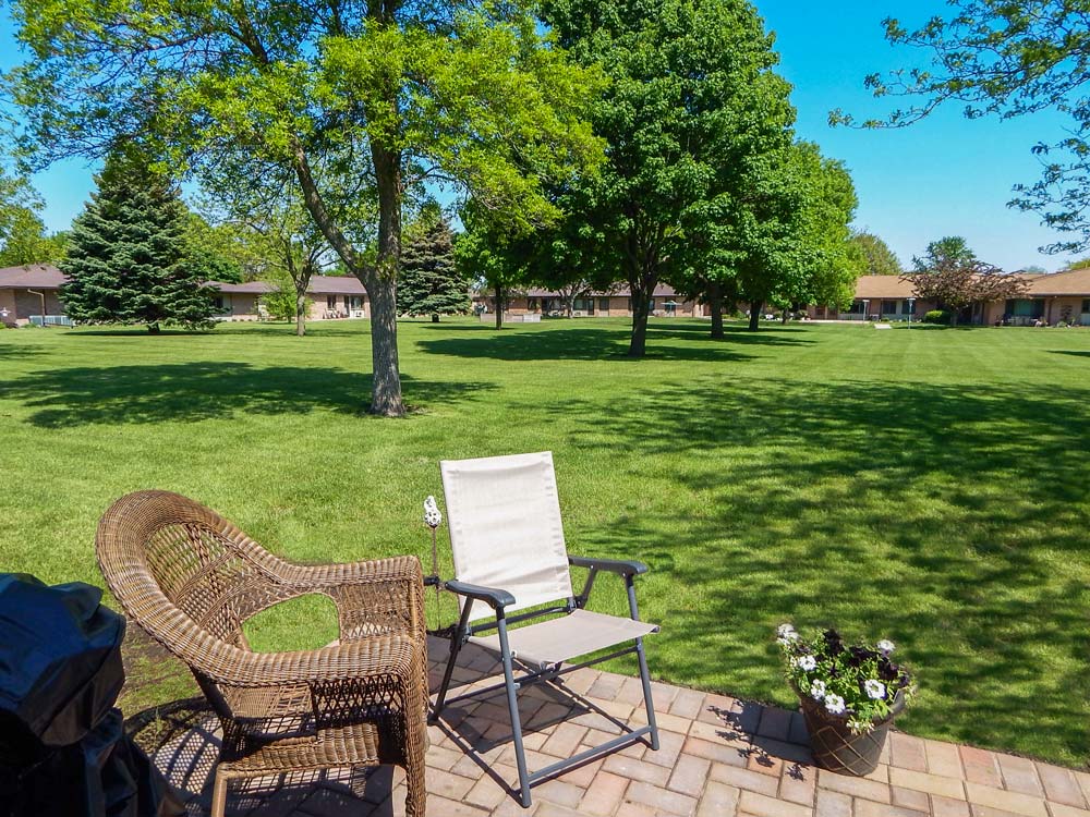 Patio01 Belmond Community Apartments