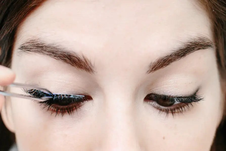 Eyelash Stuck in Eye How to Safely Remove and Other Tips