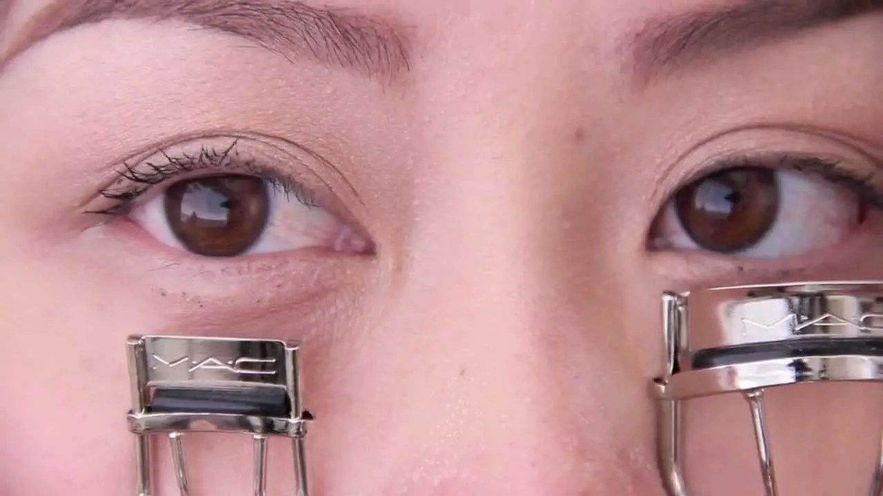 Mini Eyelash Curler What is It and Why You Need It