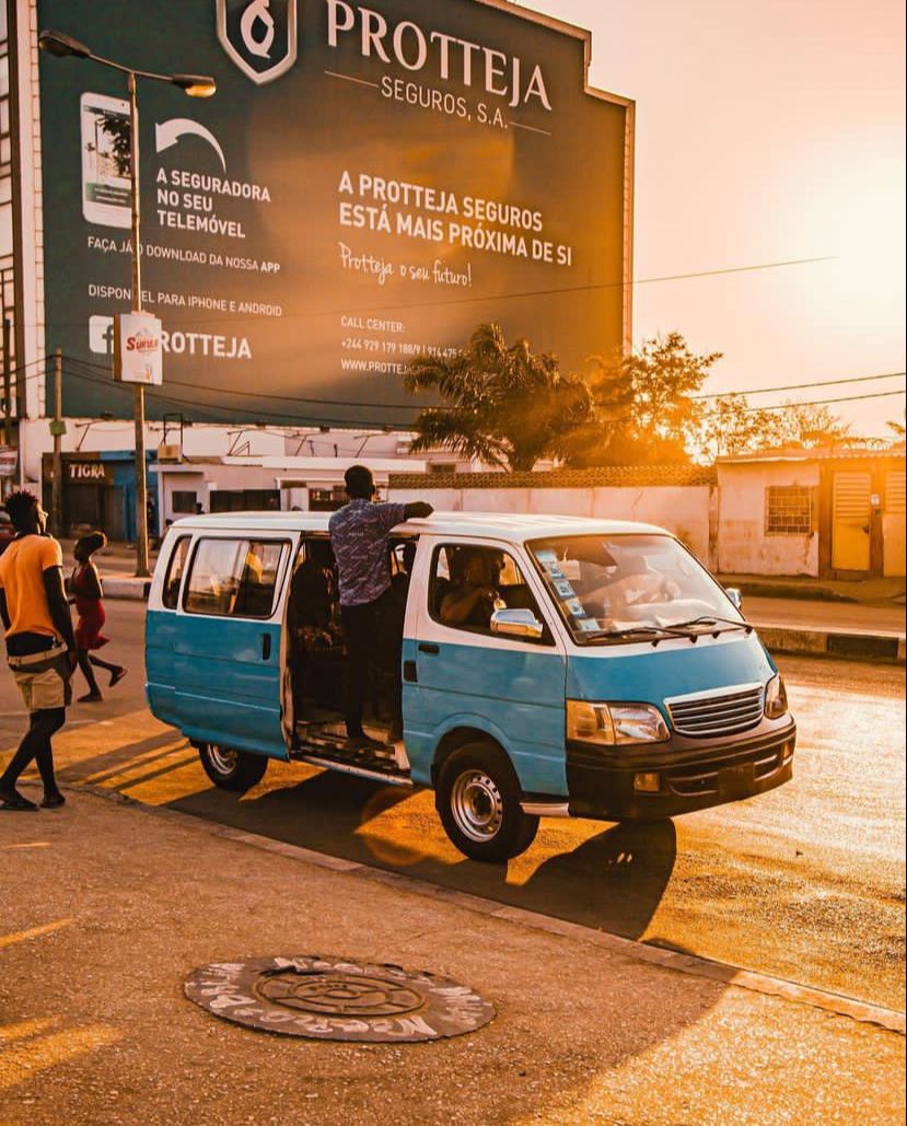 Paragem do taxi em Luanda Belezas de Angola