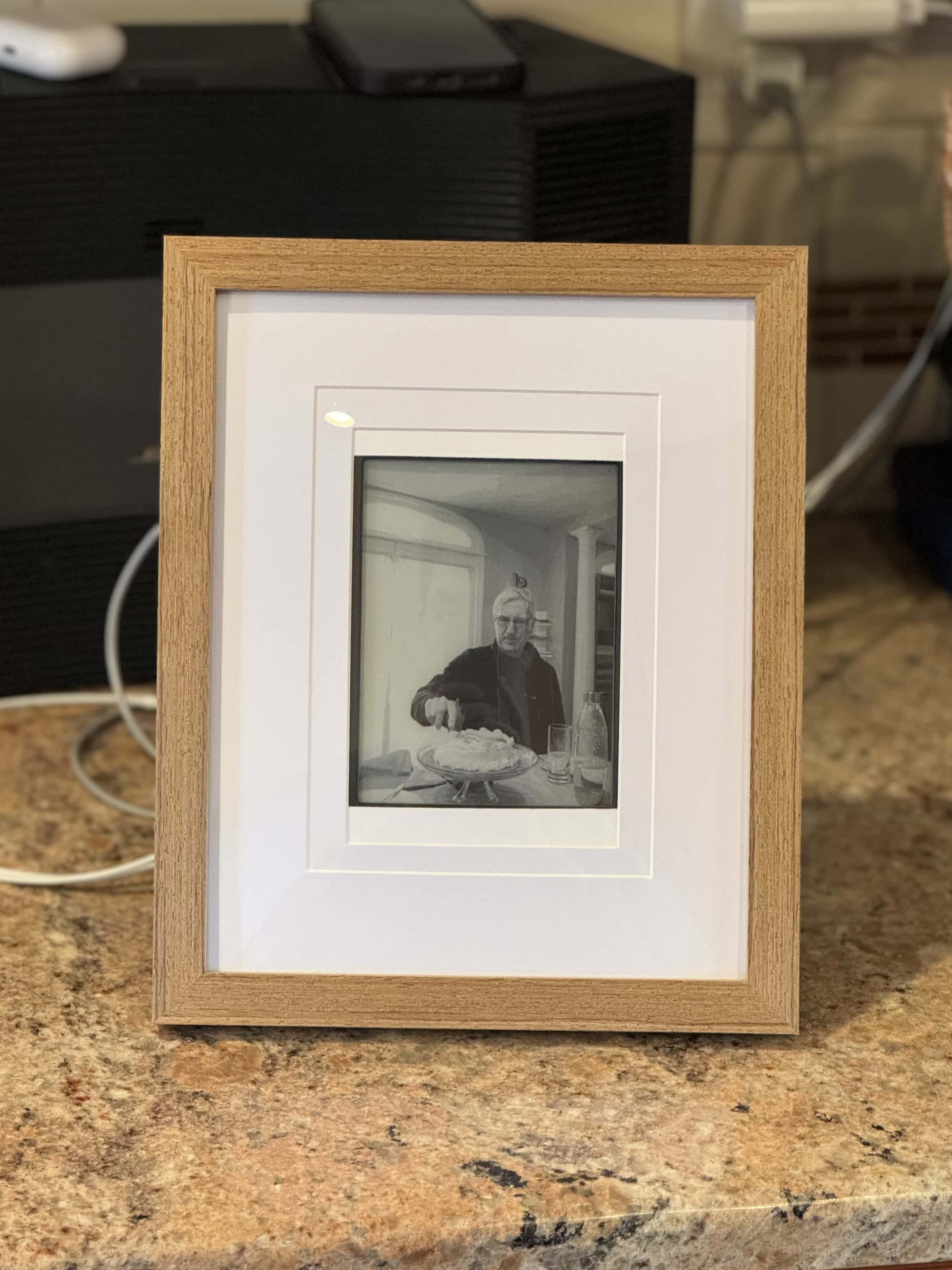 Building an eink picture frame that displays an iCloud photo album