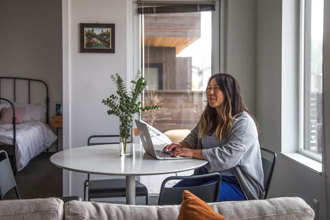 NorthWest Crossing Apartment Blends Contemporary and MidCentury Design