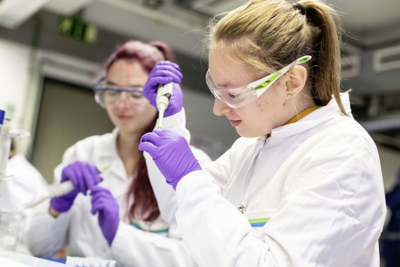 BioLeistungskurse der Gesamtschule und des Gymnasiums lernen im Labor
