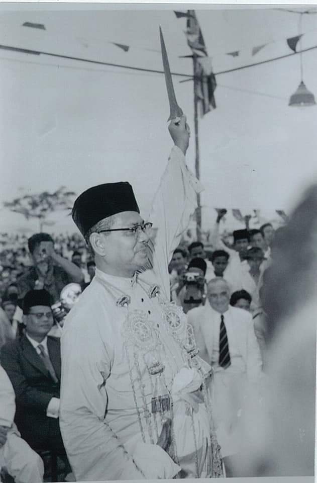 Hari ini dalam sejarah Muzium Melaka dihadiahkan keris