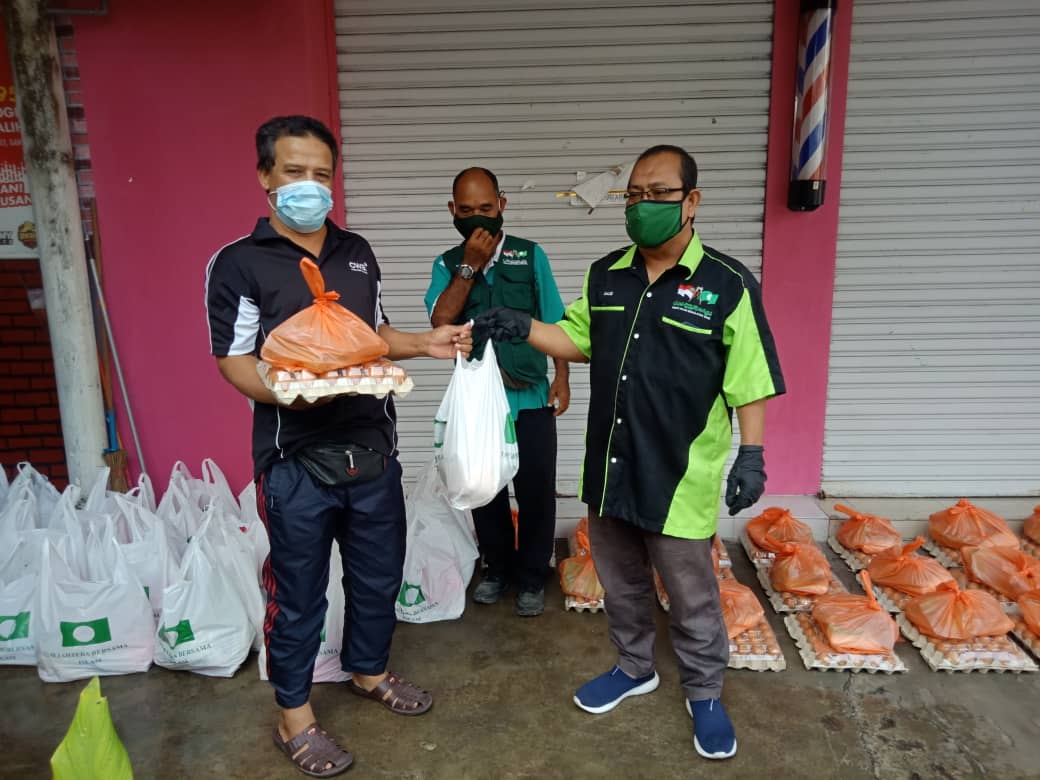 PAS Bandar Tun Razak sumbang bahan mentah kepada keluarga