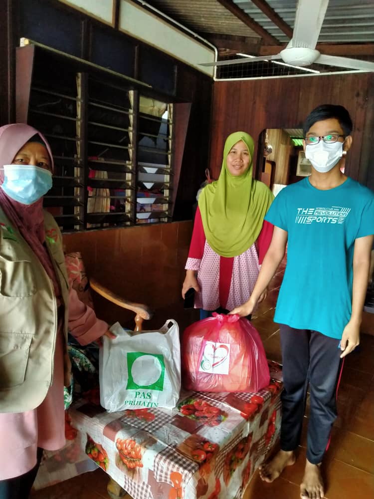 DMPK Bagan Datuk bantu keluarga pelajar terjejas Berita