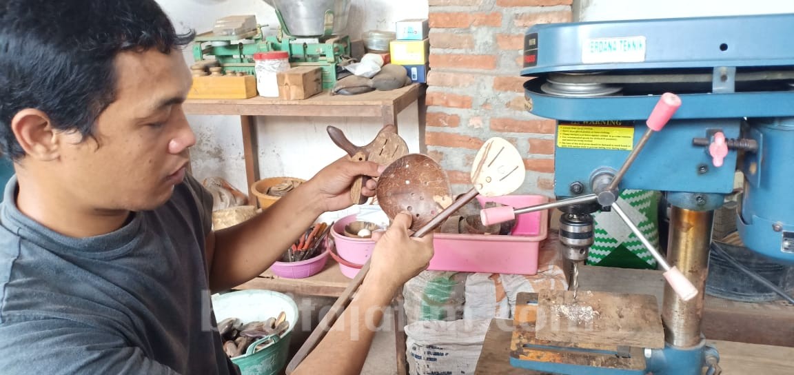Penderita Gangguan Jiwa Tekuni Kerajinan Batok Kelapa, Omzetnya Puluhan