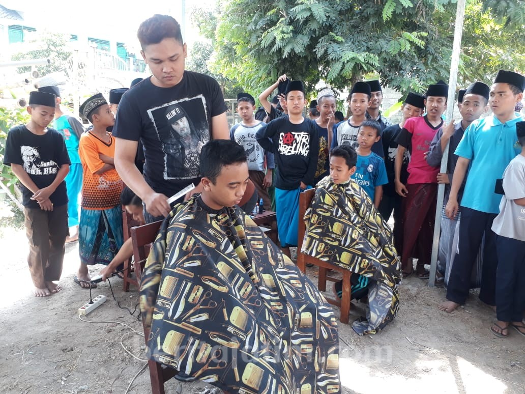 Ratusan Santri Jombang Potong Rambut Berjamaah | beritajatim.com