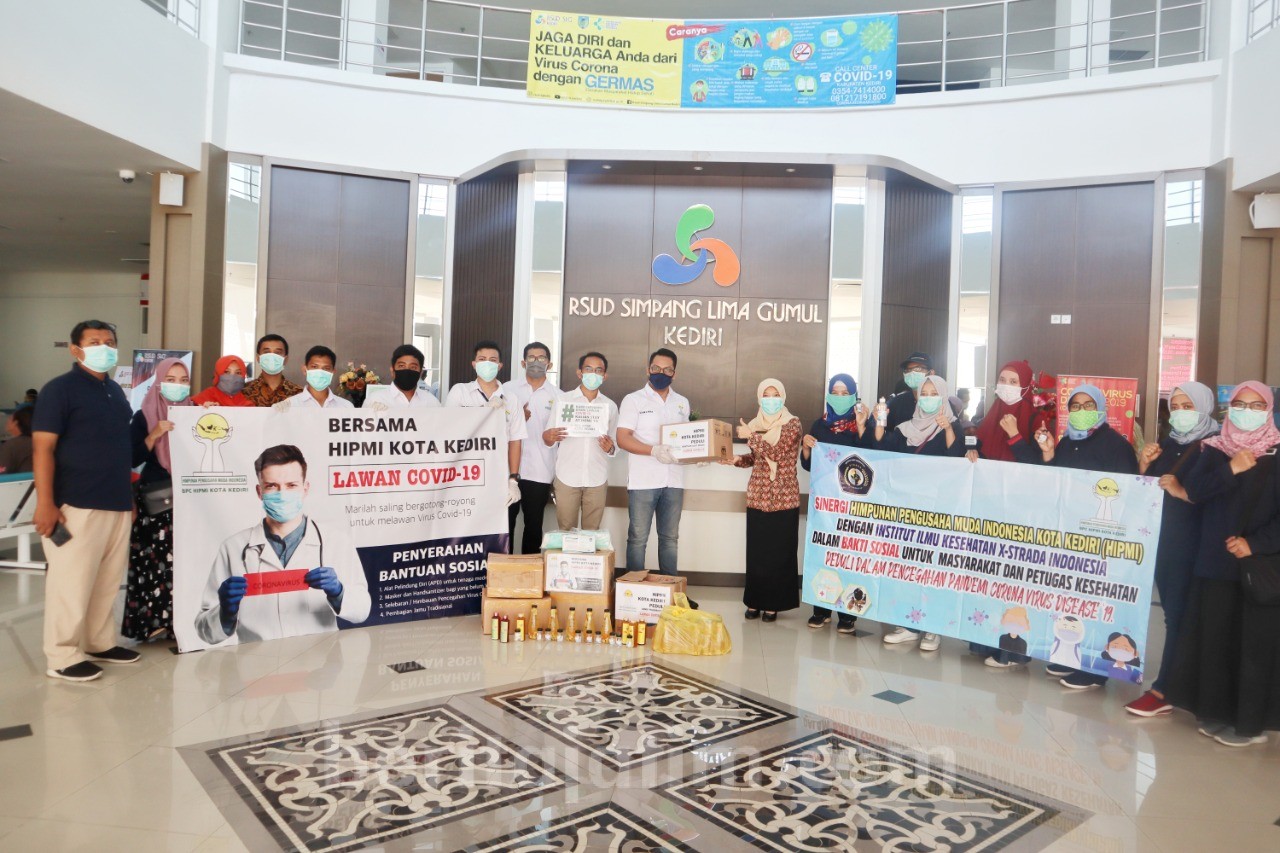Lawan Covid-19, HIMPI Kota Kediri Bersama IIK STRADA Indonesia Sumbang APD  ke Rumkit Rujukan | beritajatim.com