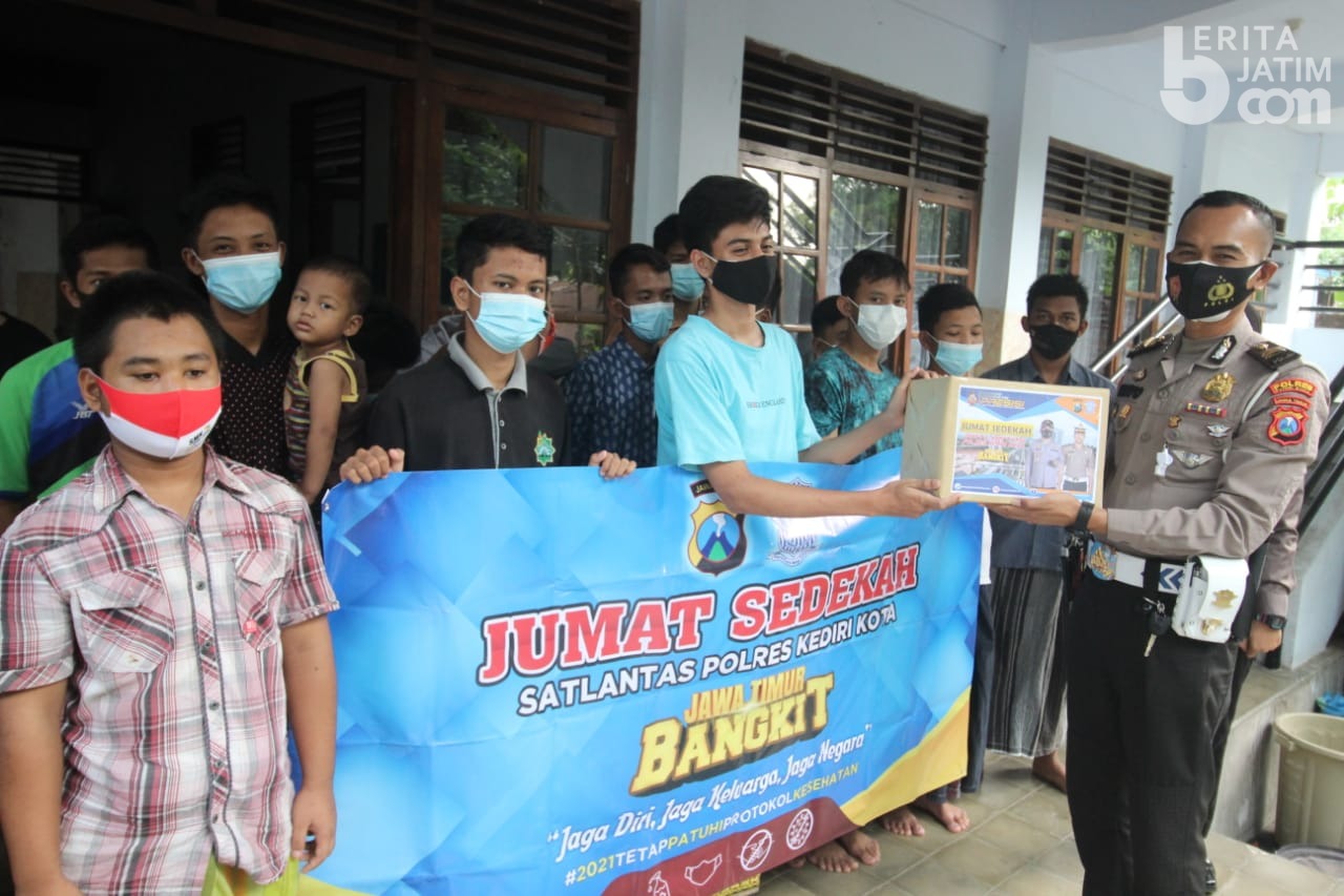 Satlantas Polres Kediri Kota Berbagai Sembako untuk Anak