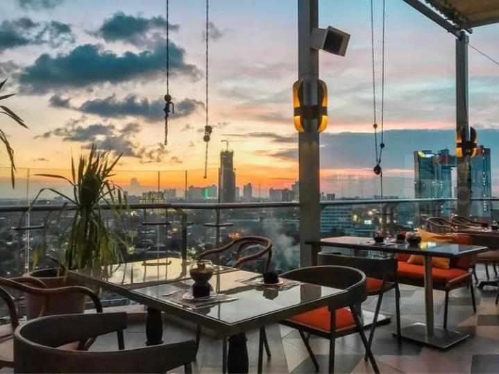 7 Rekomendasi Kafe Rooftop di Surabaya dengan Pemandangan yang Memukau