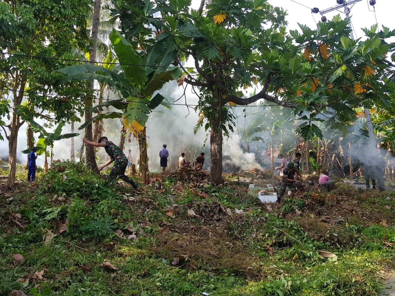 Satgas Pamrahwan Maluku Yonif 136 Karya Bakti Bersihkan TPU di Desa