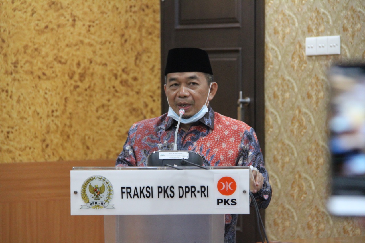 PKS Salurkan Bantuan Bencana Hasil Pemotongan Gaji Anggota