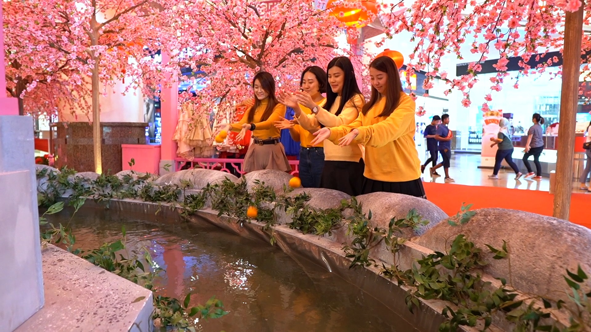 Chap Goh Mei Celebration 元宵节抛柑结良缘 Berjaya Times Square