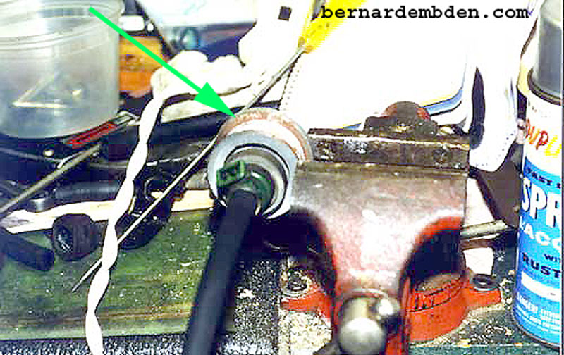 Replacing the Fuel Injector Hoses