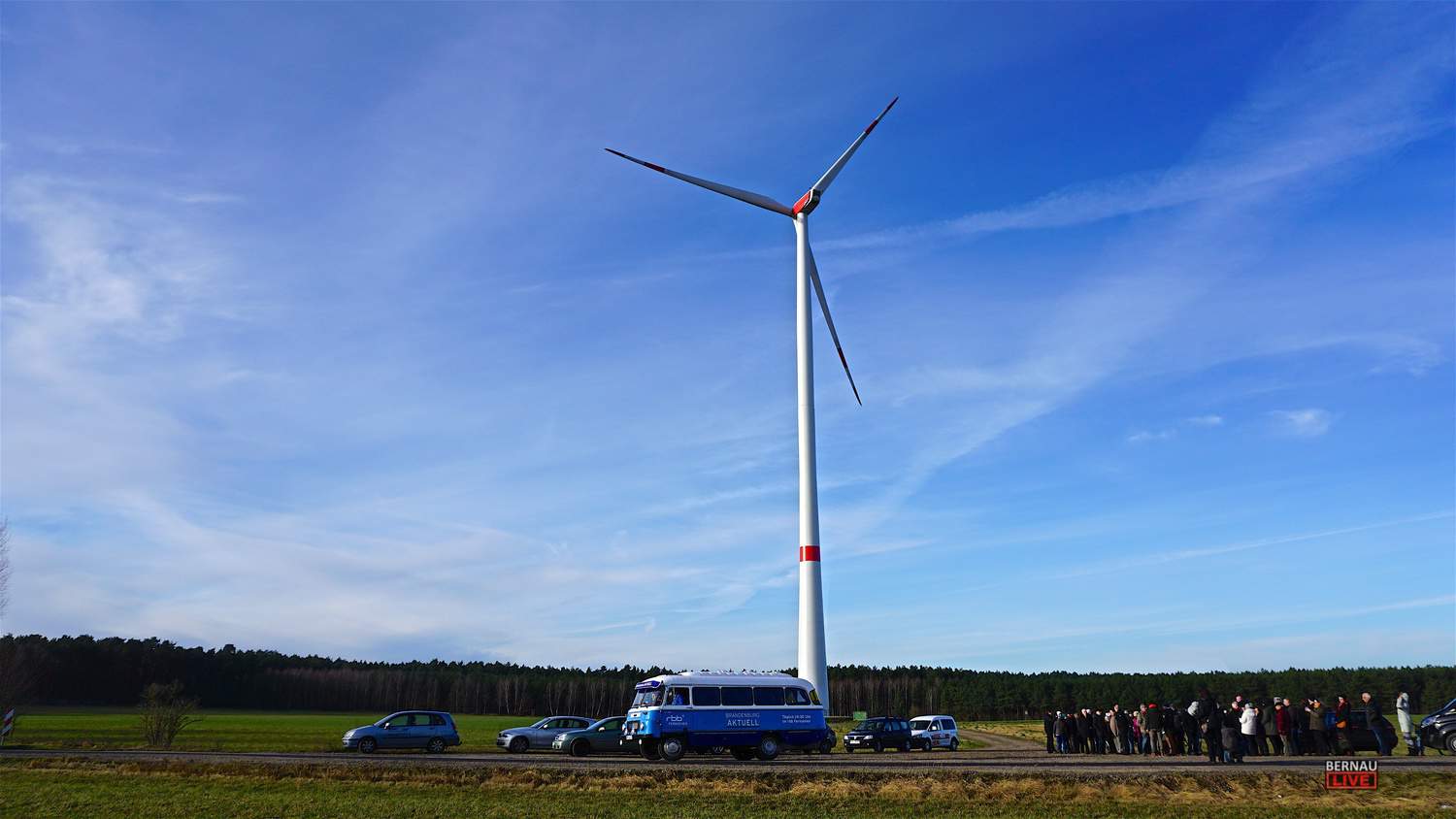 RBB Robur Bus legte Stopp am Windrad in Bernau Lobetal ein