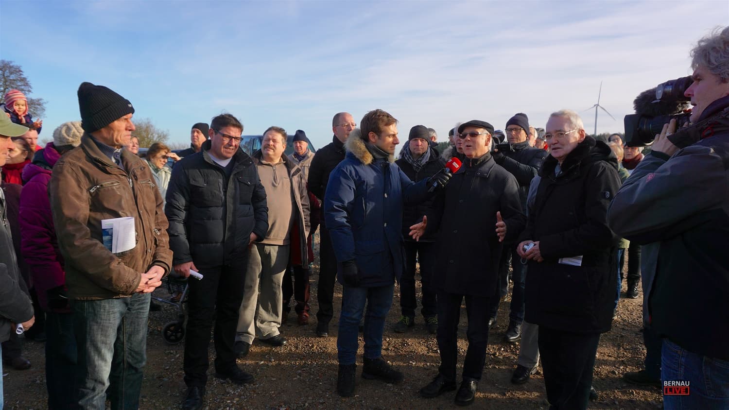RBB Robur Bus legte Stopp am Windrad in Bernau Lobetal ein
