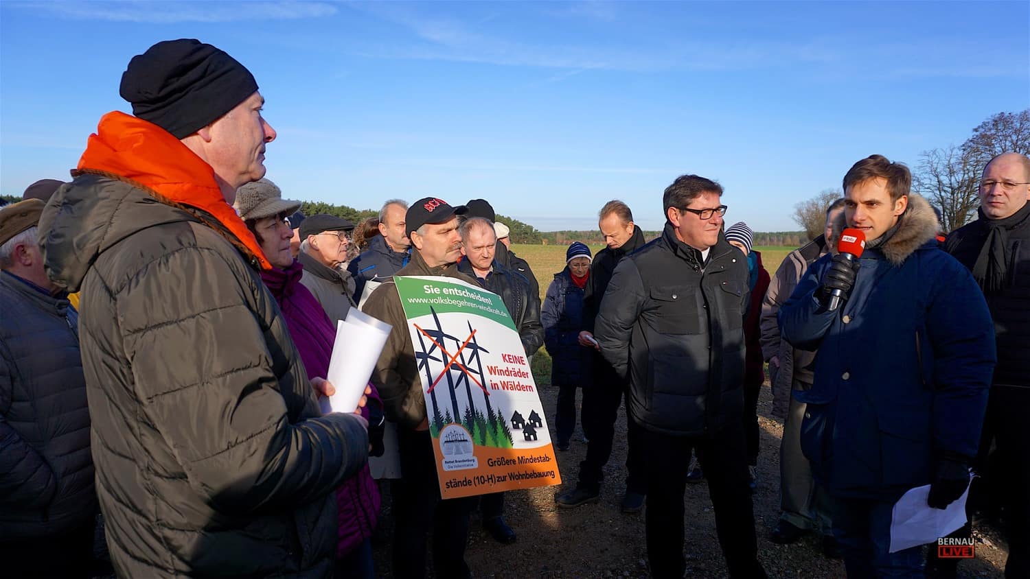 RBB Robur Bus legte Stopp am Windrad in Bernau Lobetal ein