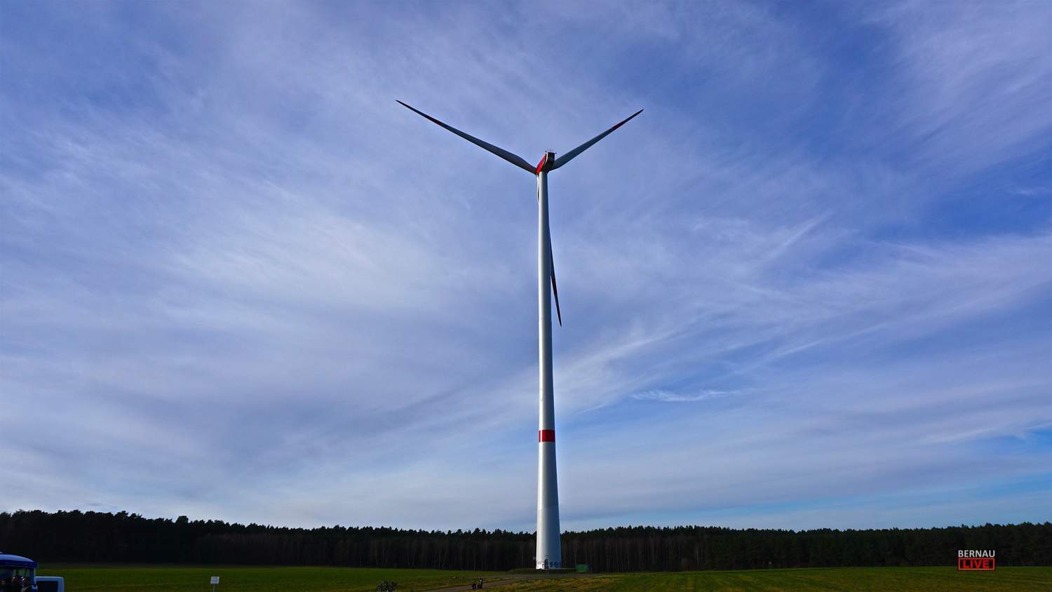 RBB Robur Bus legte Stopp am Windrad in Bernau Lobetal ein