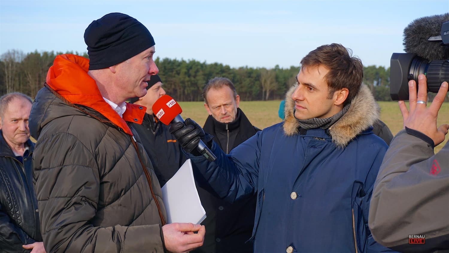RBB Robur Bus legte Stopp am Windrad in Bernau Lobetal ein