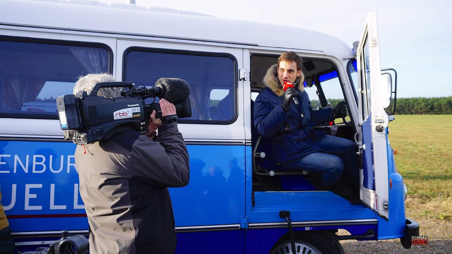 RBB Robur Bus legte Stopp am Windrad in Bernau Lobetal ein