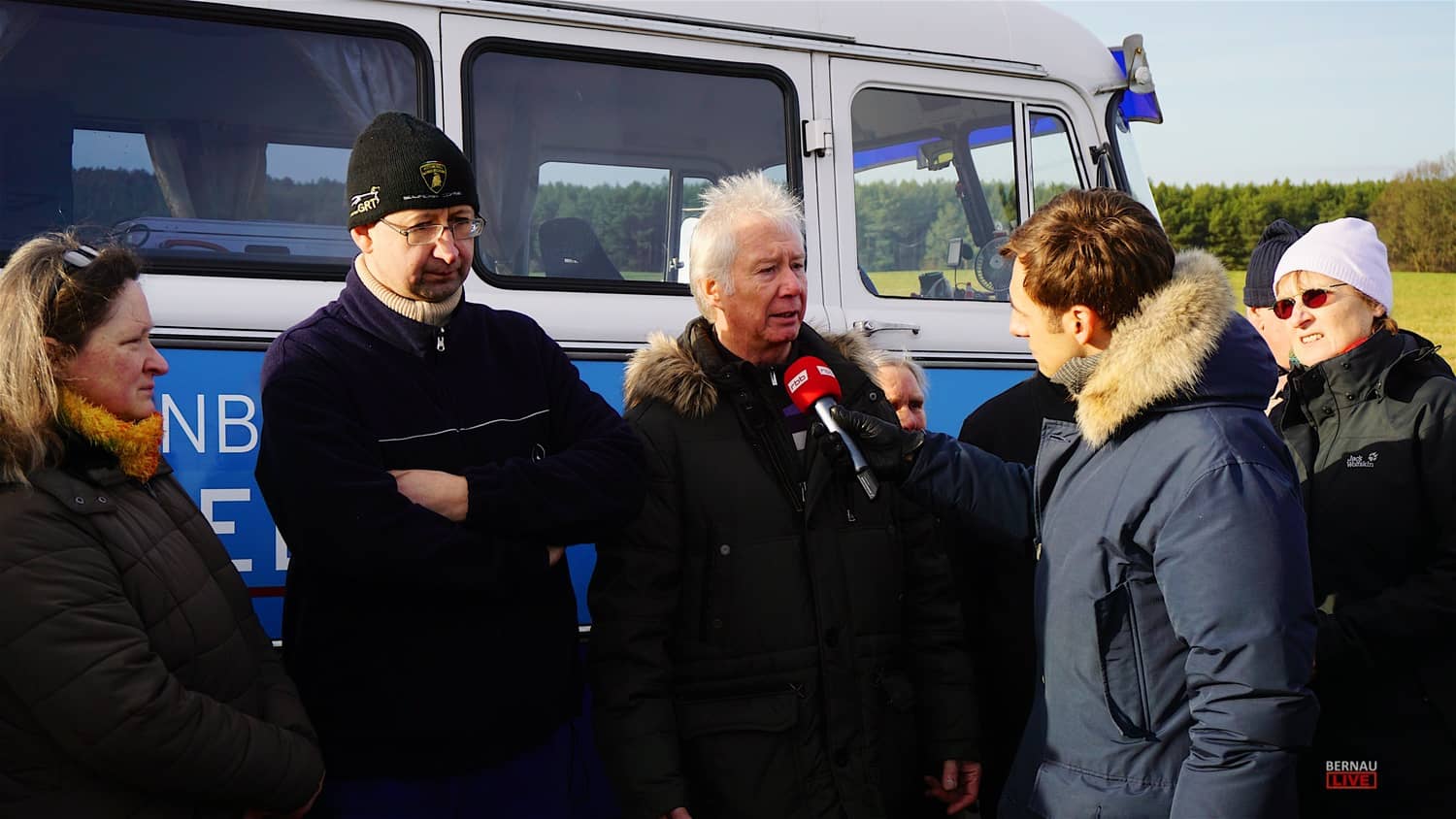 RBB Robur Bus legte Stopp am Windrad in Bernau Lobetal ein