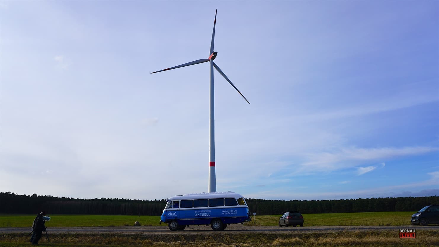 RBB Robur Bus legte Stopp am Windrad in Bernau Lobetal ein