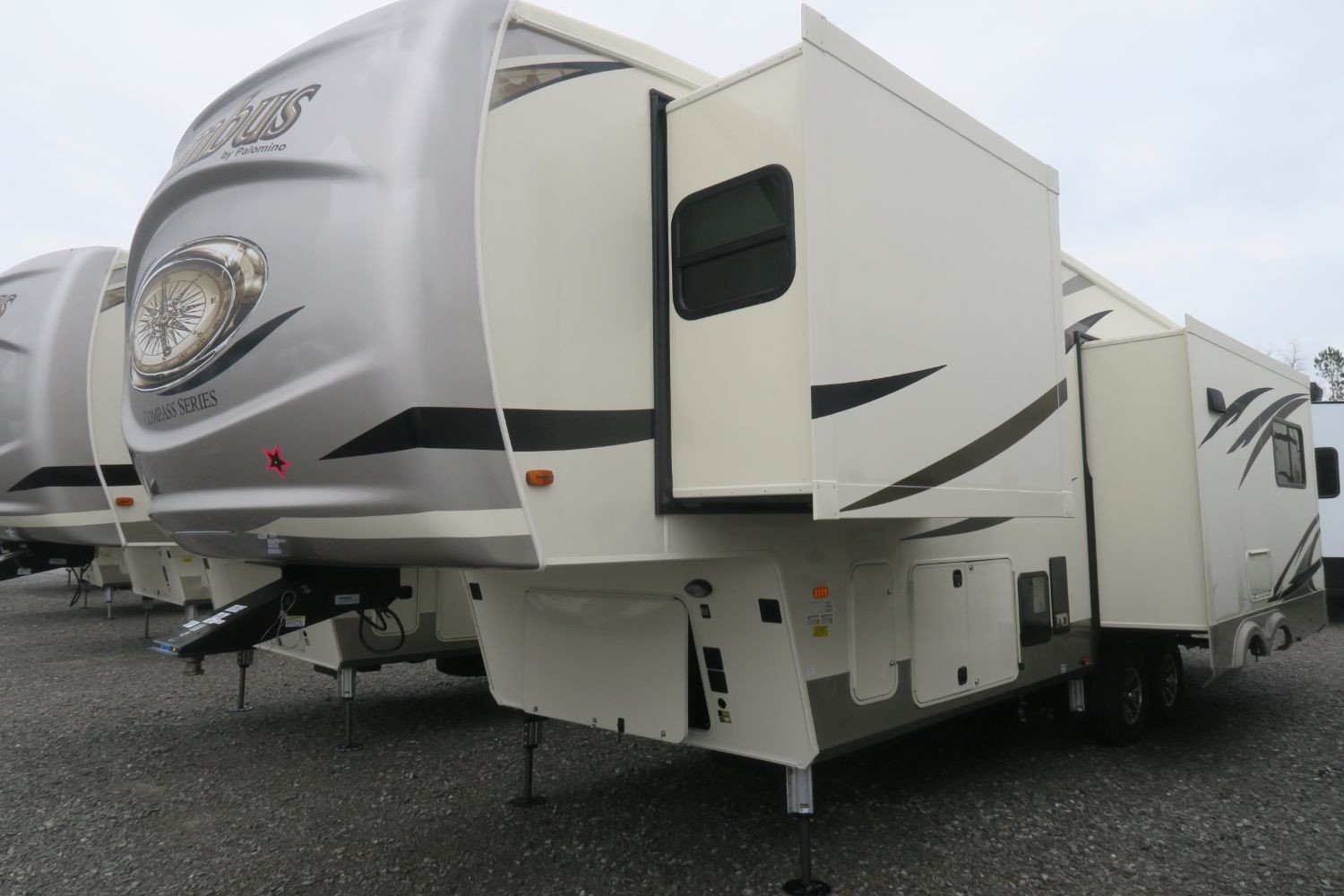 NEW 2019 COLUMBUS COMPASS 298RLC Overview Berryland Campers