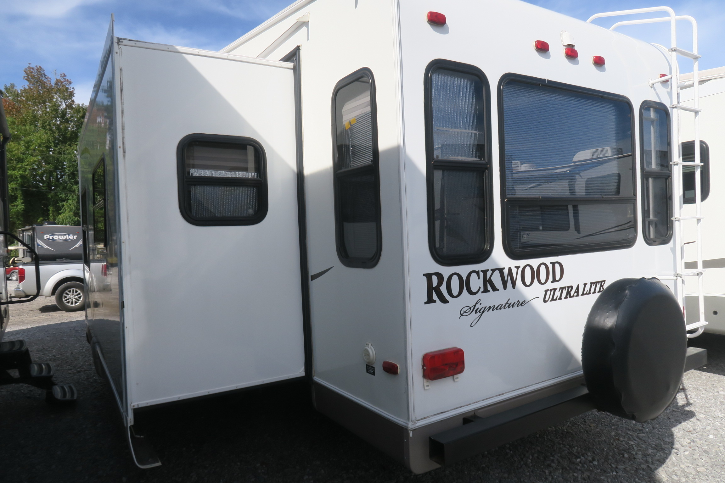 USED 2010 ROCKWOOD SIGNATURE ULTRA LITE 8285RLS Overview Berryland Campers