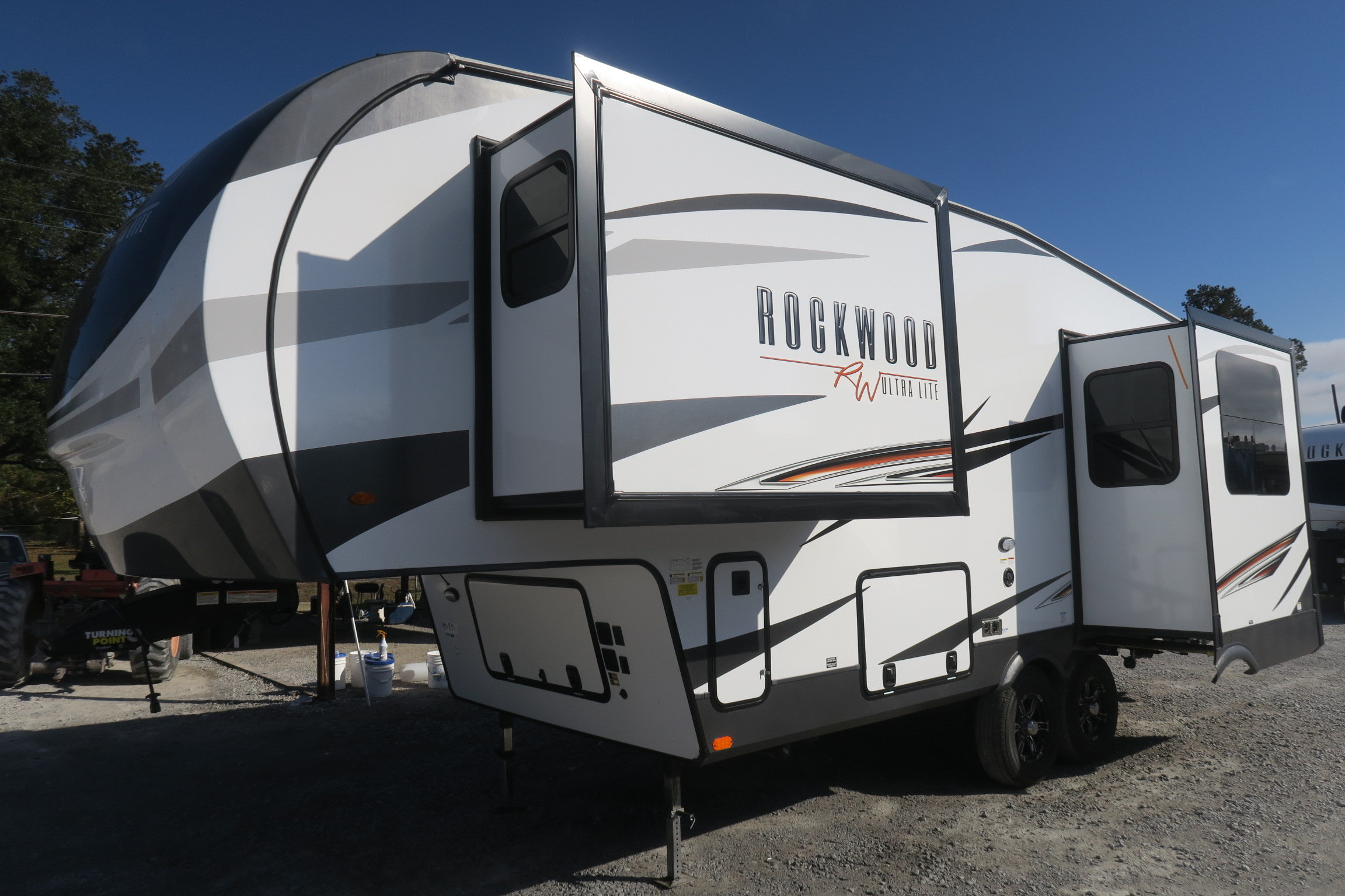 NEW 2021 ROCKWOOD SIGNATURE ULTRA LITE 2442BS Overview Berryland