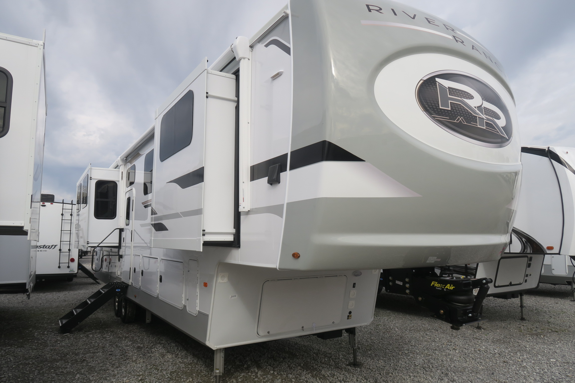 NEW 2021 COLUMBUS RIVER RANCH 390RL Overview Berryland Campers