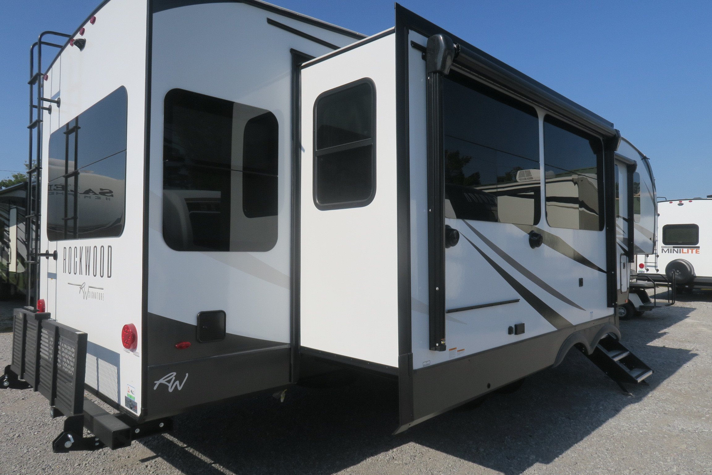 NEW 2023 ROCKWOOD SIGNATURE ULTRA LITE 8294BS Overview Berryland
