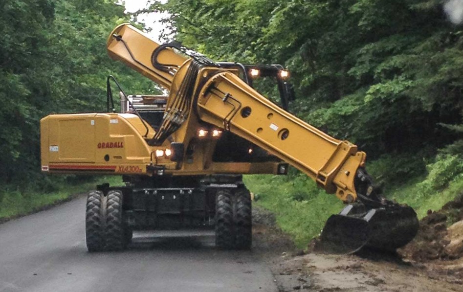 XL 4300 V ROUGH TERRAIN EXCAVATOR Berry Tractor