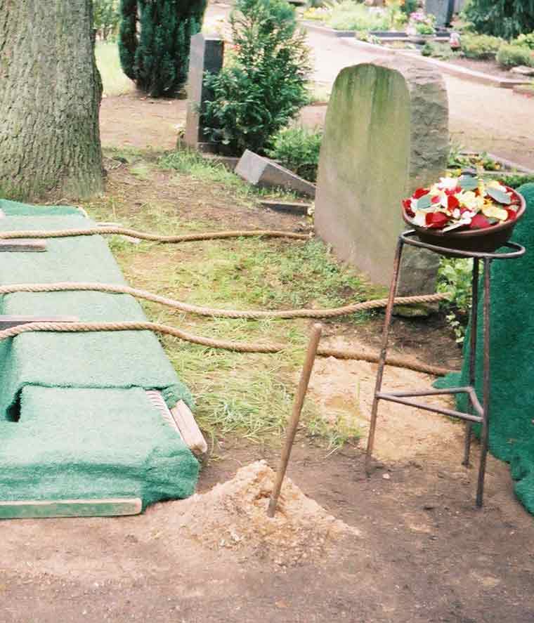 Bei Beerdigung Blumen Ins Grab Werfen Über Blumen