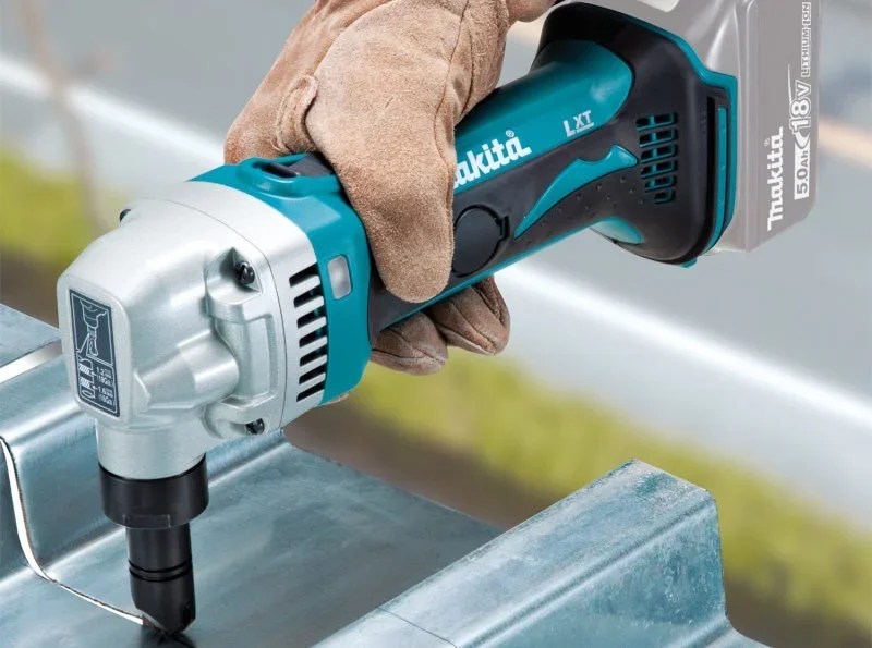 How To Cut Metal Roofing With Circular Saw In 6 Simple Steps