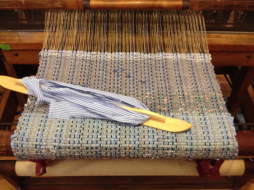 Use Rag Rug Loom and Create a Modern Décor! Best Decor Things