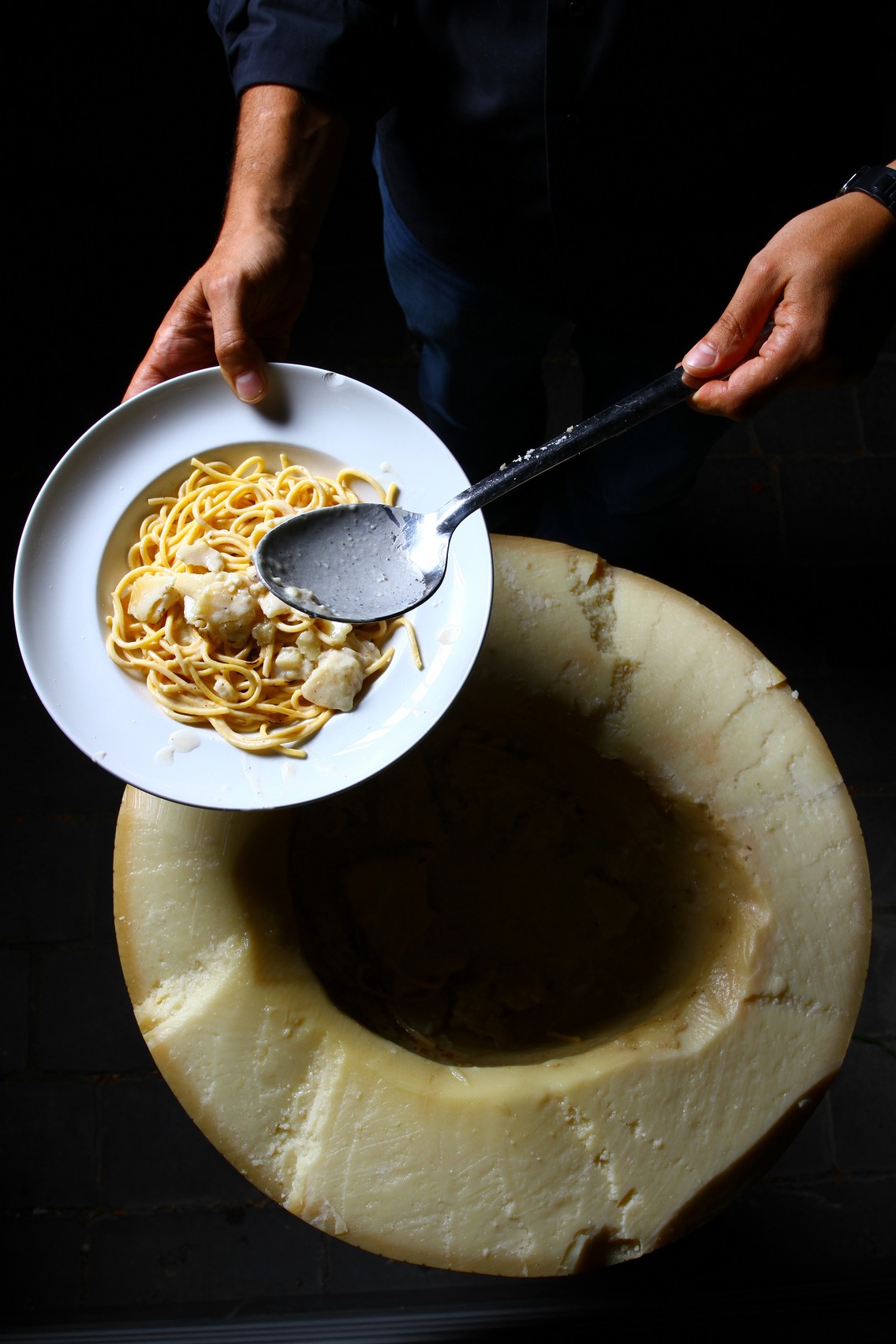 Restaurant Paris Pates Dans Meule De Parmesan Esam Solidarity