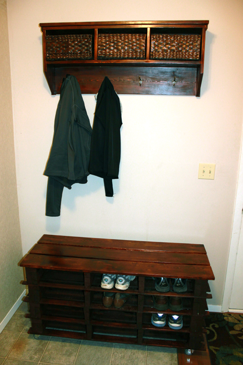 Between3Sisters DIY Pallet Shoe Storage Bench (32.13)