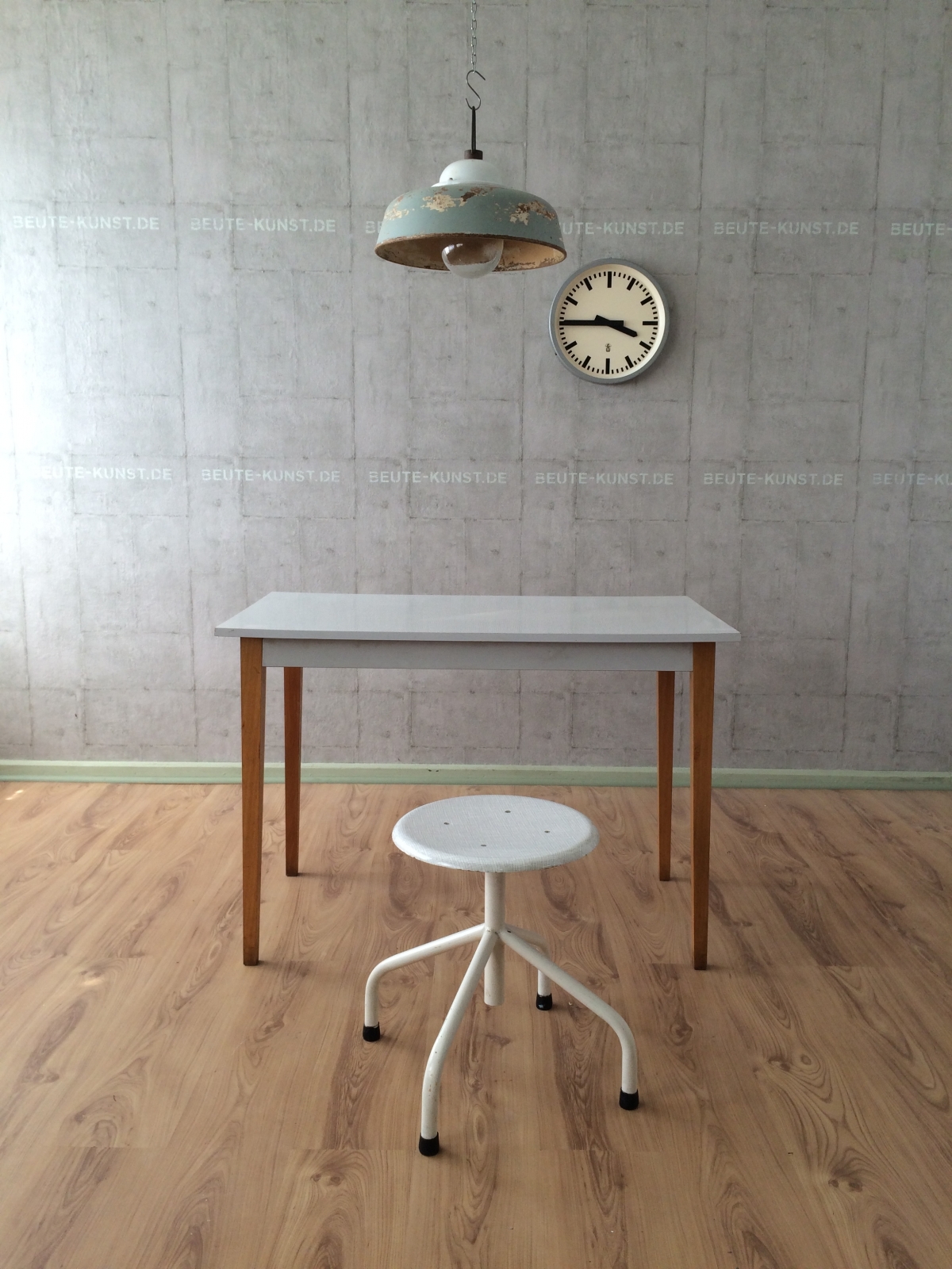 Möbel "Tisch 70er Jahre DDR Design" auf BeuteKunst