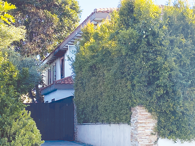 LAFD quickly extinguishes apartment fire Beverly Press & Park Labrea