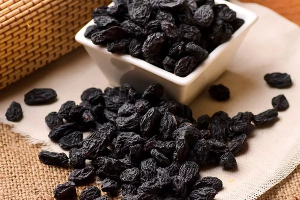 Benefits of Black Raisins महिलाओं के स्वास्थ्य के लिए वरदान है काली
