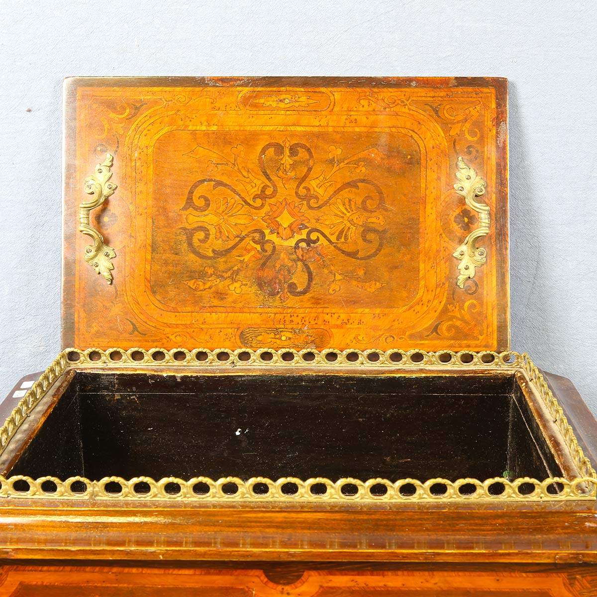 a fioriera in legno di noce filettata Anglicana