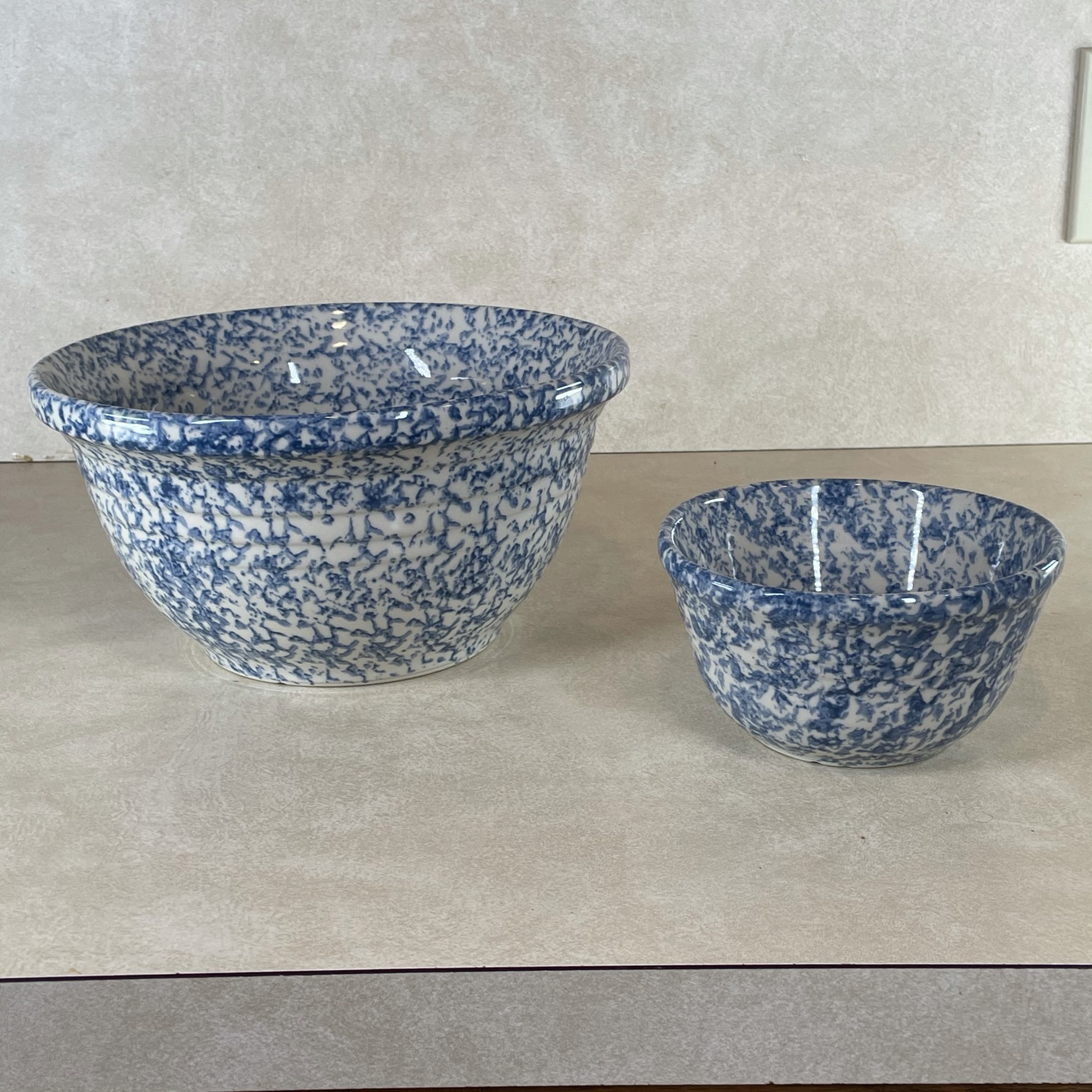 FANTASTIC ROSEVILLE NESTING BOWLS